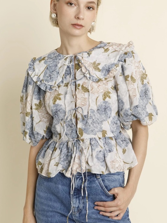 AUREUM Tops - Aureum floral French tie blouse small